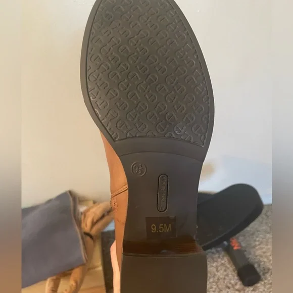 Etienne Aigner brown boots. Great condition. Size 9.5 - Picture 7 of 9
